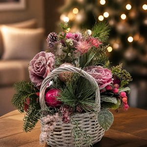 Szene Wintergesteck Tischgesteck LED Kugel Rose Beere Tanne rosa weiß