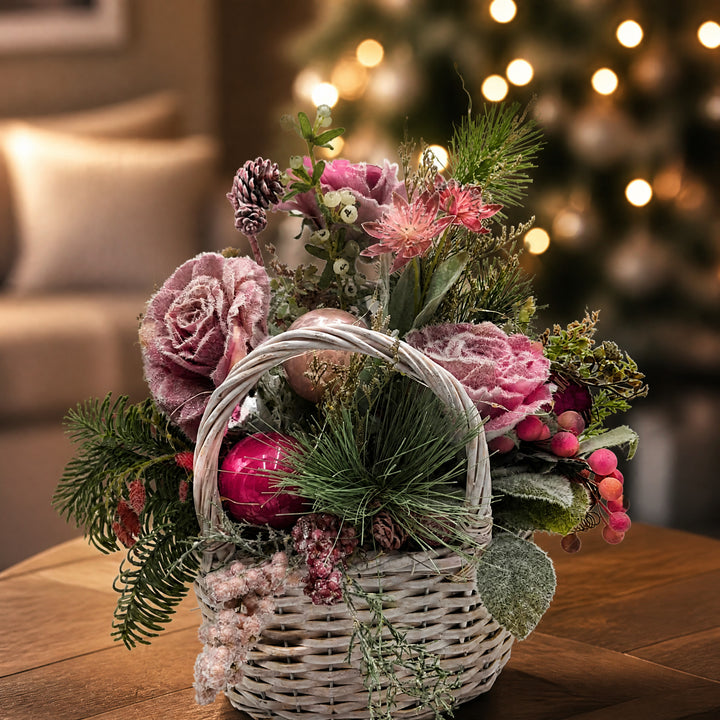 Szene Wintergesteck Tischgesteck LED Kugel Rose Beere Tanne rosa weiß