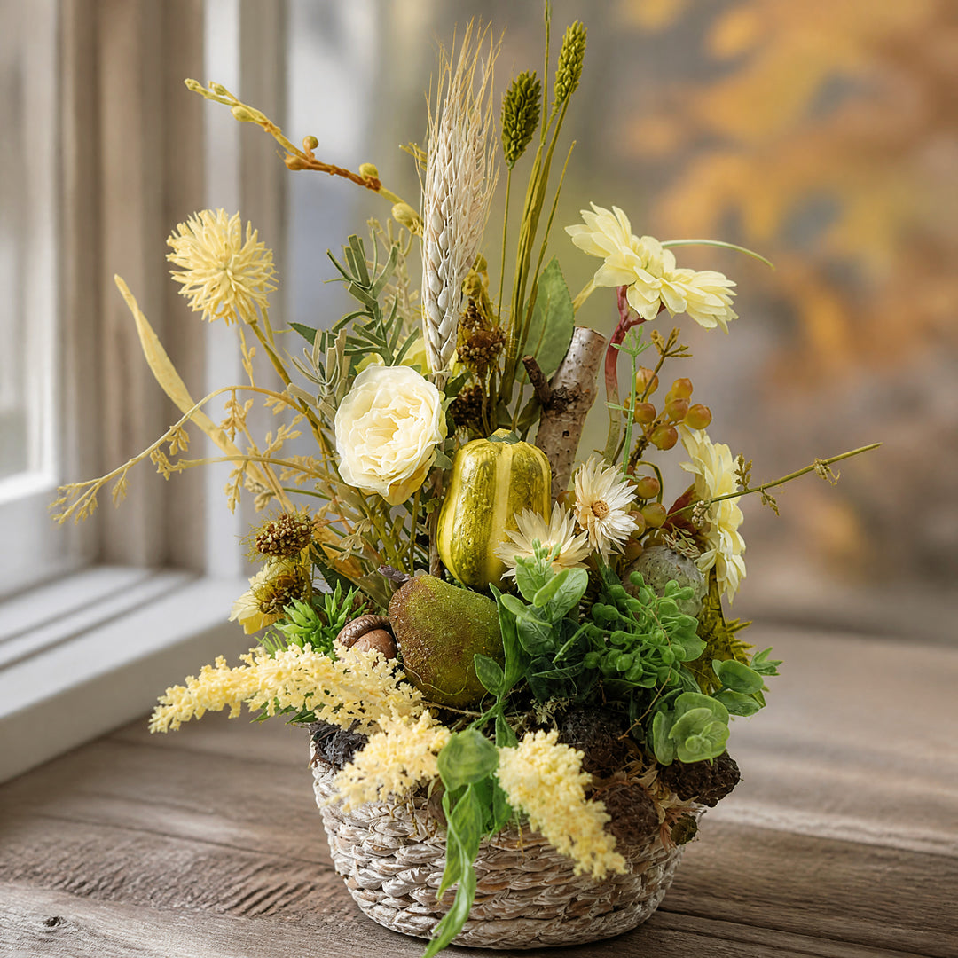 Szene Herbstgesteck Korb Kürbis Mohnkapsel Gerbera Gräser gelb grün
