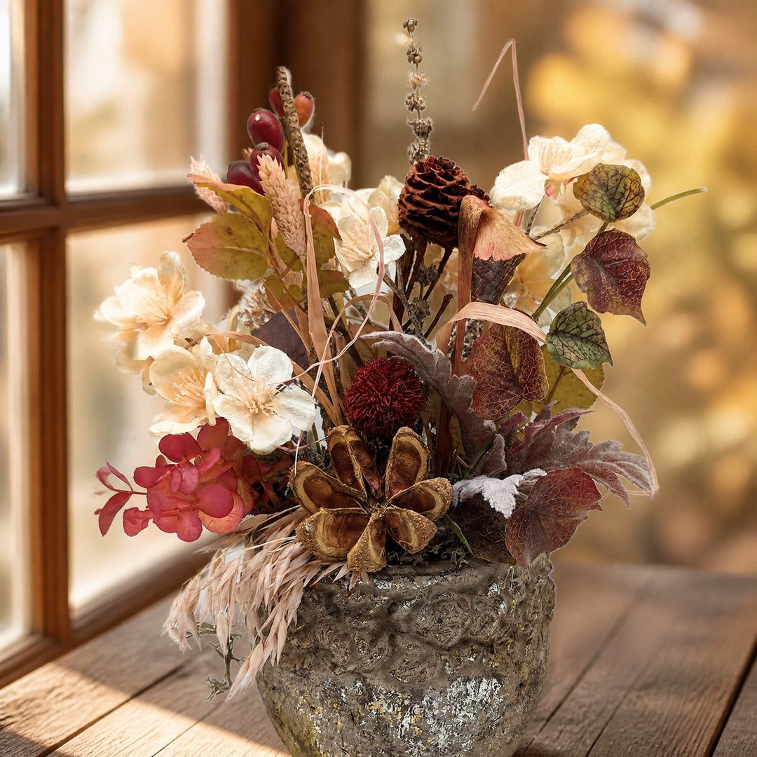 Szene Herbstgesteck Tischgesteck Blüten Beeren Laub creme bordeaux