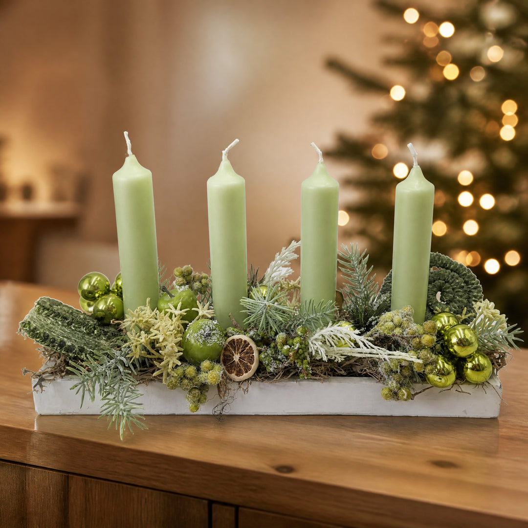 Szene Adventsgesteck Weihnachtsgesteck Kerzen Apfel Kugeln Tanne mint weiß