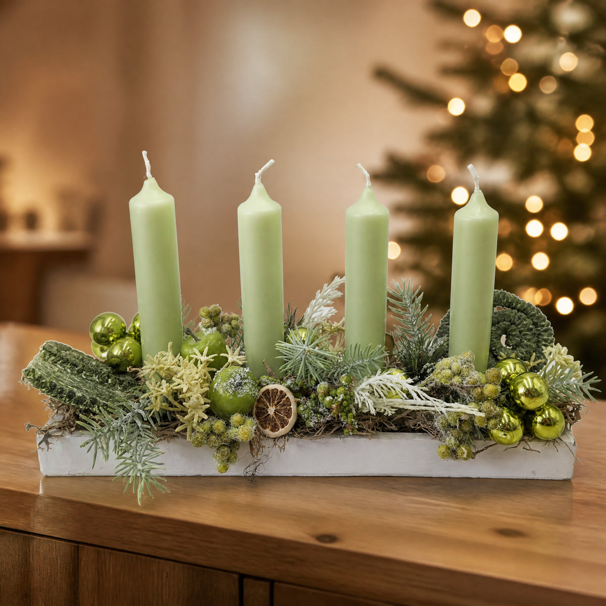 Szene Adventsgesteck Weihnachtsgesteck Kerzen Apfel Kugeln Tanne mint weiß