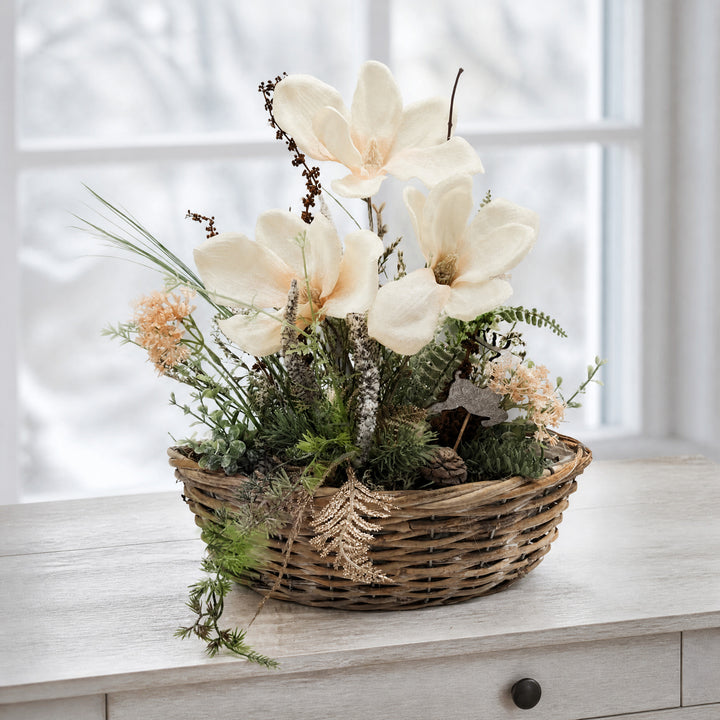Szene Wintergesteck Magnolien Hirsch Zapfen Farn im Korb creme apricot