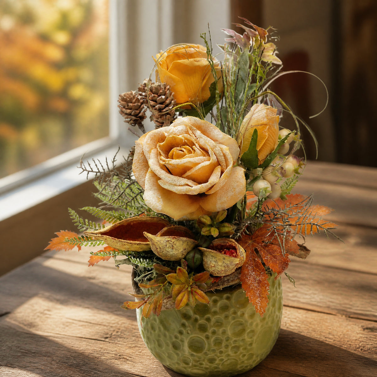 Szene Seidenblumengesteck Herbstgesteck Rosen Zapfen Schoten Laub ocker grün