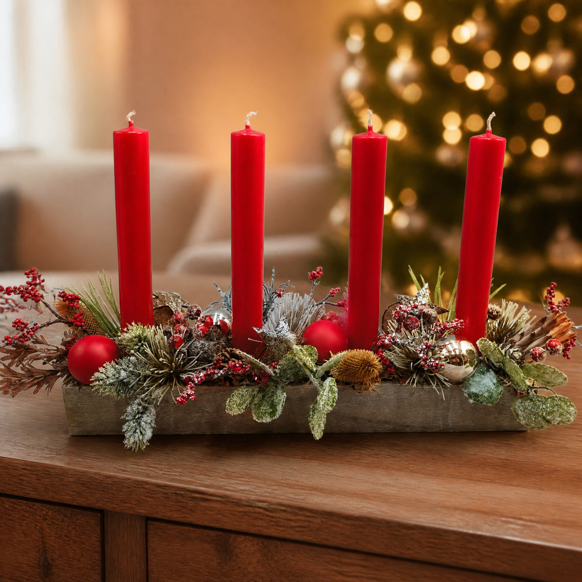 Szene Weihnachtsgesteck Adventsgesteck Tischgesteck Kerzen Beeren rot silber
