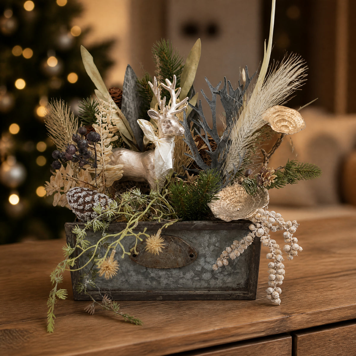 Szene Wintergesteck Weihnachtsgesteck Tischgesteck Hirsch Zapfen creme gold