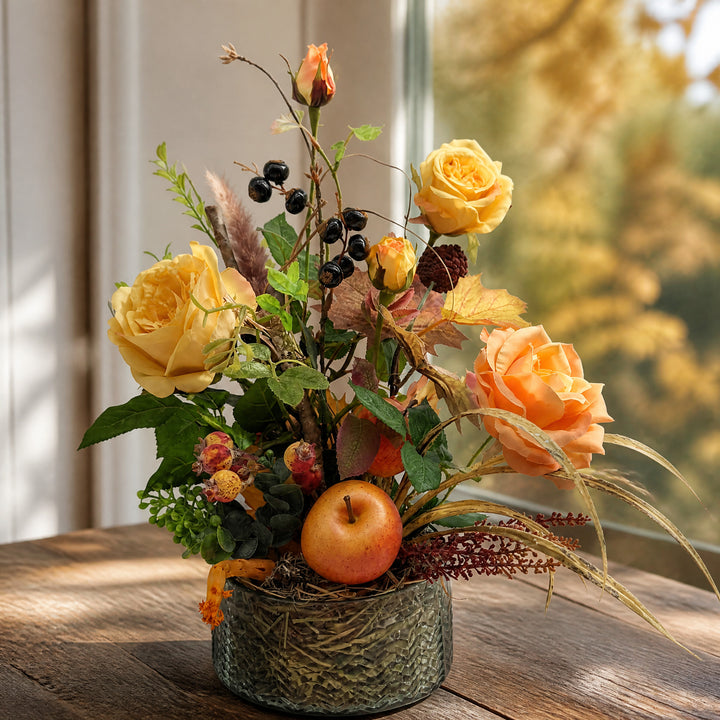 Szene Herbstgesteck Rosen Apfel Beeren Gräser orange gelb