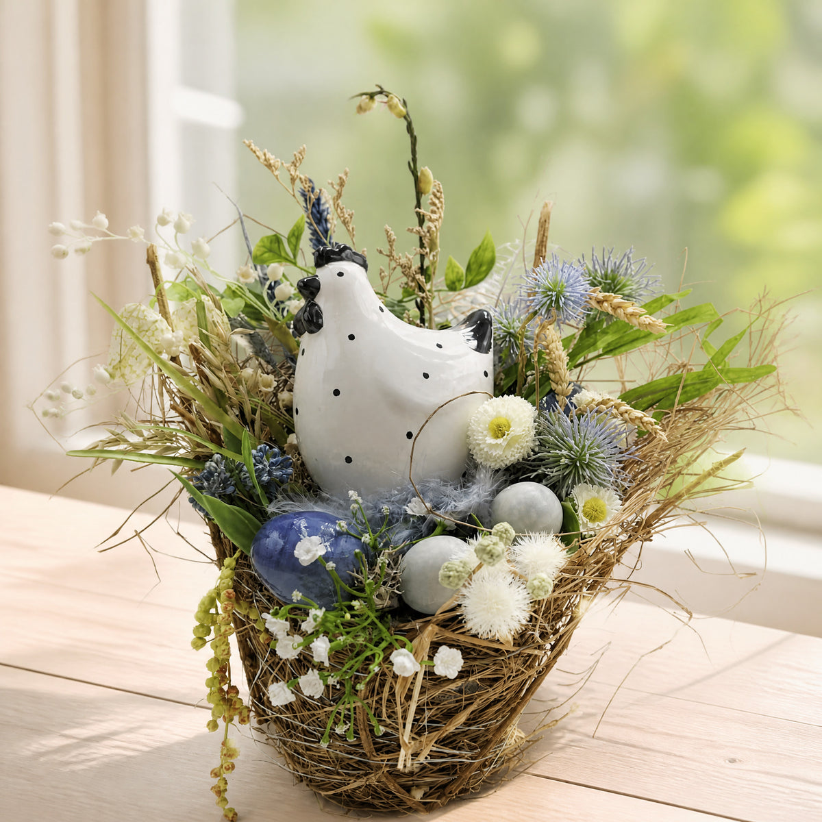 Szene Ostergesteck Nest Huhn Eier Bellis Schachbrettblume blau weiß