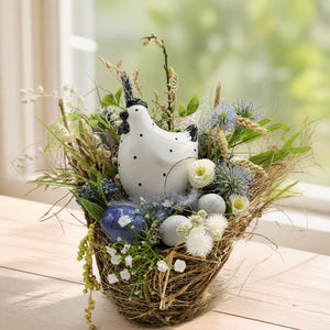 Szene Ostergesteck Nest Huhn Eier Bellis Schachbrettblume blau weiß