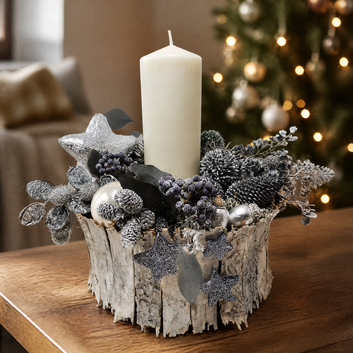 Szene Weihnachtsgesteck Adventsgesteck Wintergesteck Kerze Zapfen Sterne silber