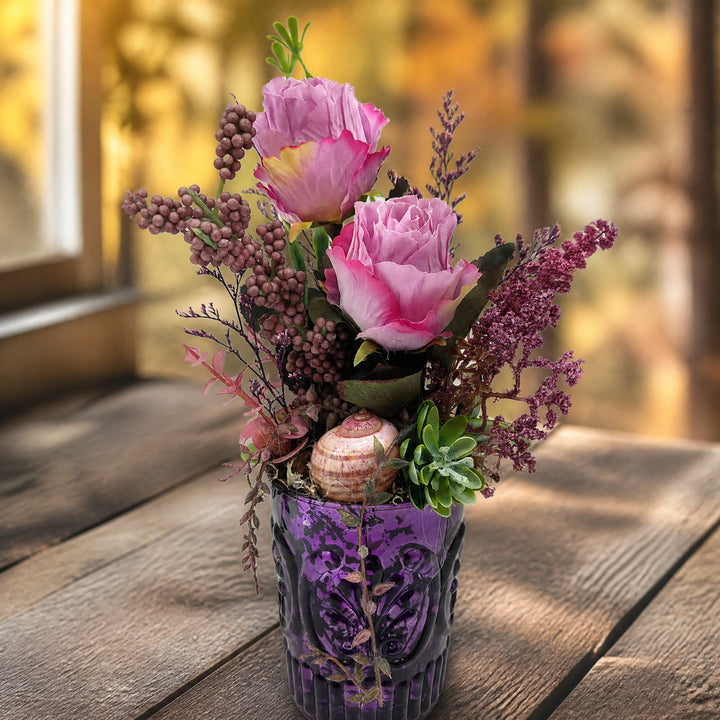 Szene Tischgesteck Herbstgesteck Rosen Beeren Schnecke lila rosa