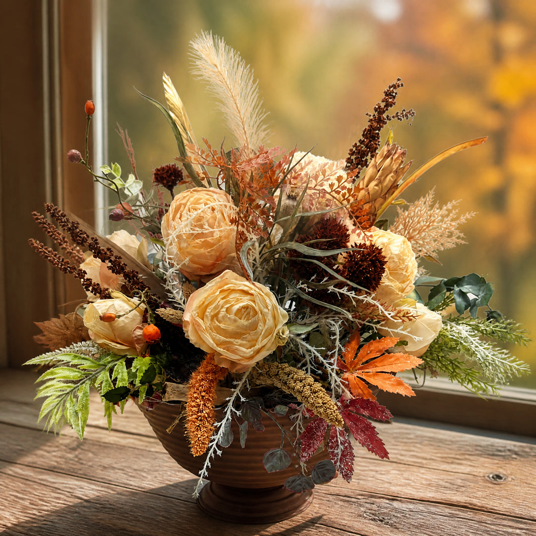 Szene Herbstgesteck Rosen Federn Gräser Blätter apricot creme in Rostschale