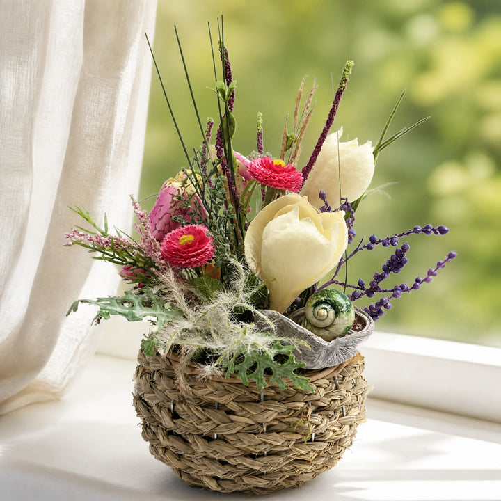 Szene Frühlingsgesteck Krokus Bellis Schachbrettblume creme rosa