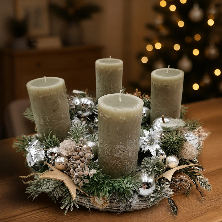 Szene Weihnachtsgesteck Adventskranz Kerzen Kugeln Sterne Tanne silber natur