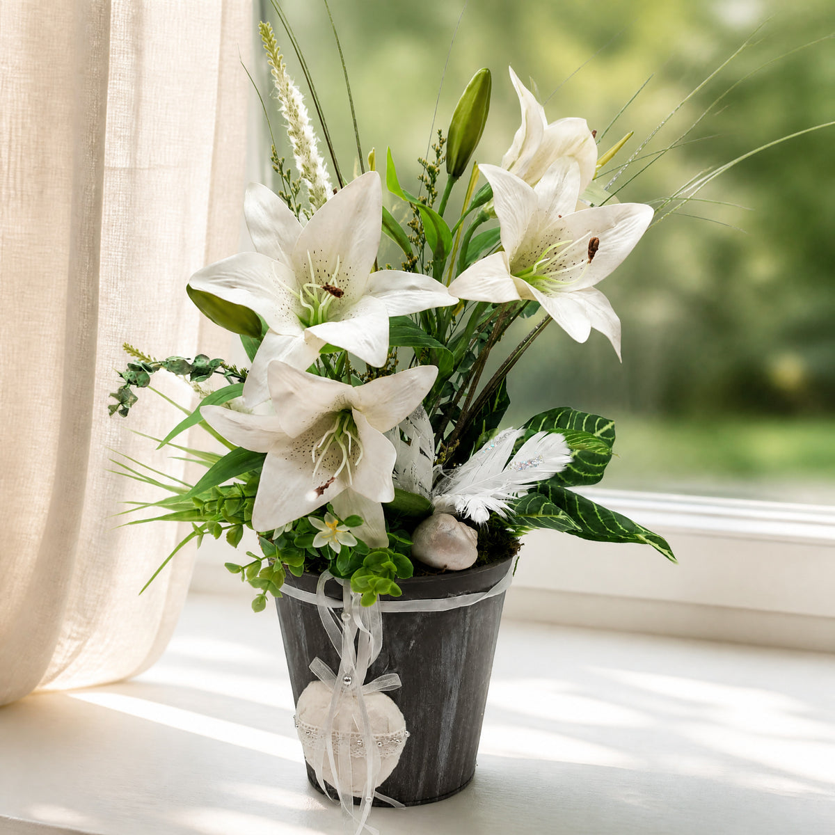 Szene Frühlingsgesteck Lilien Herz Schnecke Gräser weiß grün im Topf