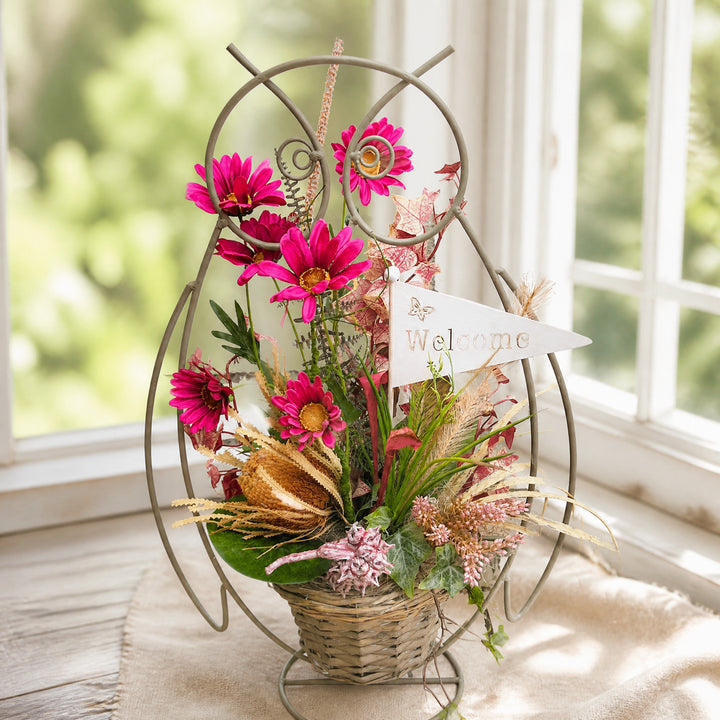 Szene Sommergesteck Eule Gerbera Banksia Wimpel Welcome pink