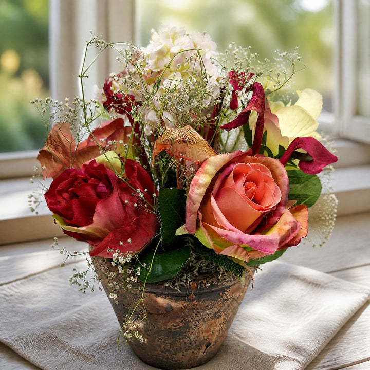 Szene Sommergesteck Tischgesteck Rosen Hortensie Schnecken rosa rot