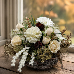 Szene Herbstgesteck Rosen Nelke Hortensie Gräser weiß braun im Korb