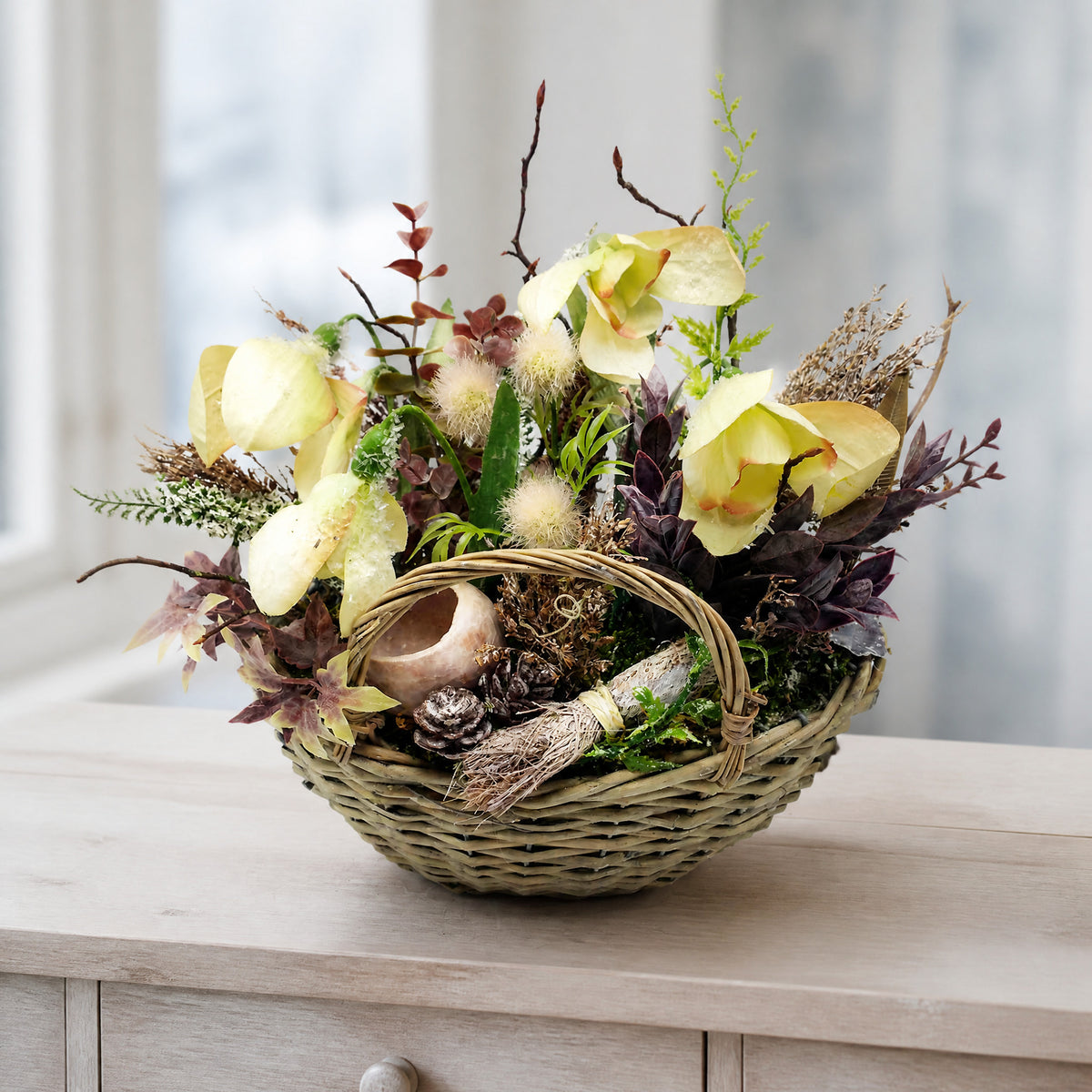 Szene Wintergesteck Seidenblumengesteck Korb Blüten Heide Gräser creme