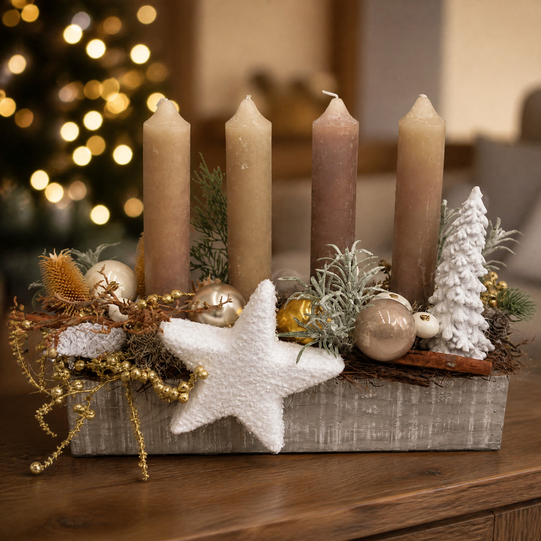 Szene Weihnachtsgesteck Adventsgesteck Kerzen Stern Kugeln taupe gold weiß