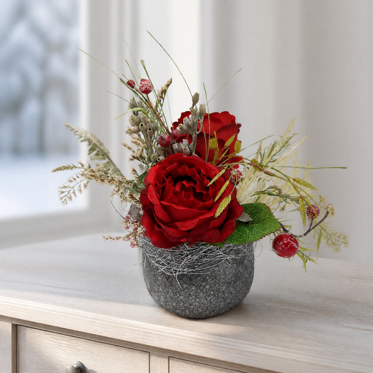 Szene Tischgesteck Sommergesteck Rosen Beeren Gräser rot Seidenblumen
