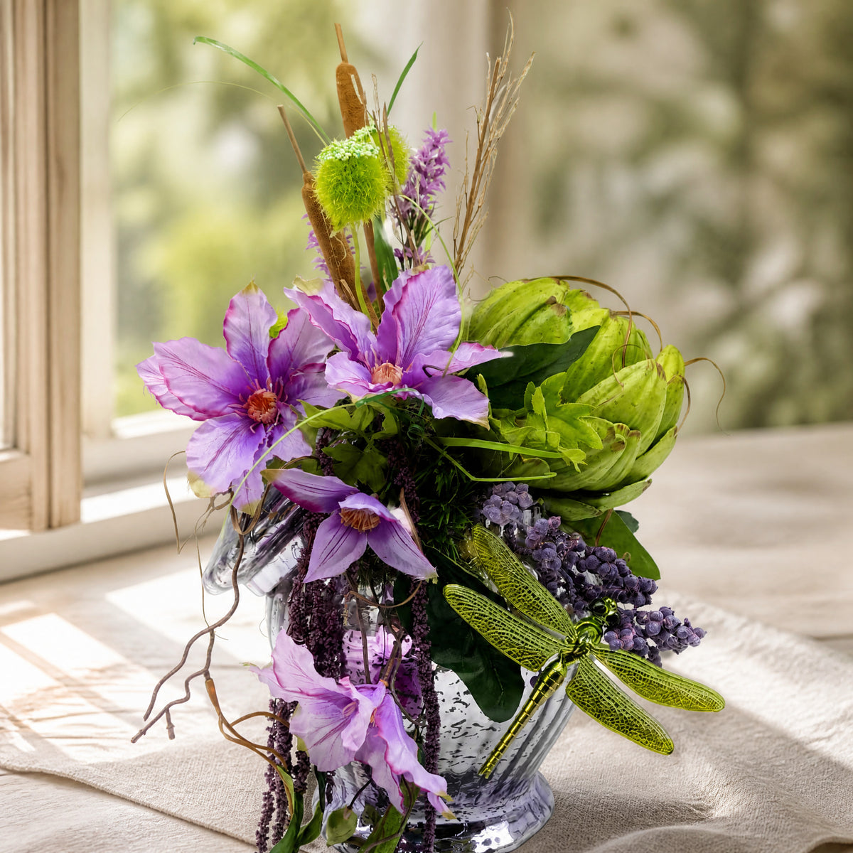 Szene Sommergesteck Tischgesteck Clematis Artischocke Libelle lila grün