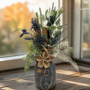 Szene Herbstgesteck Distel Getreide Gräser Blätter blau champagner