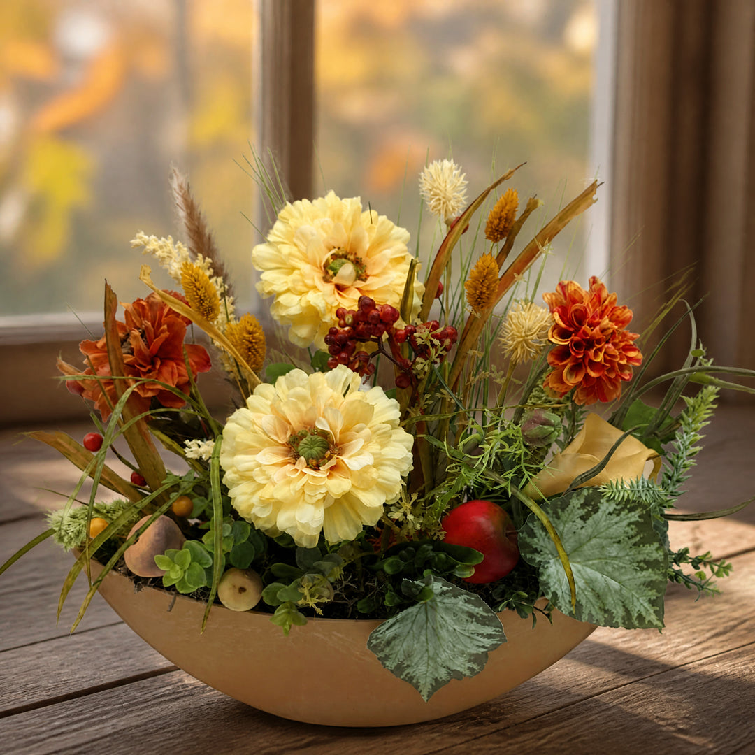 Szene Herbstgesteck Herbstdekoration Apfel Blüten Gräser orange gelb