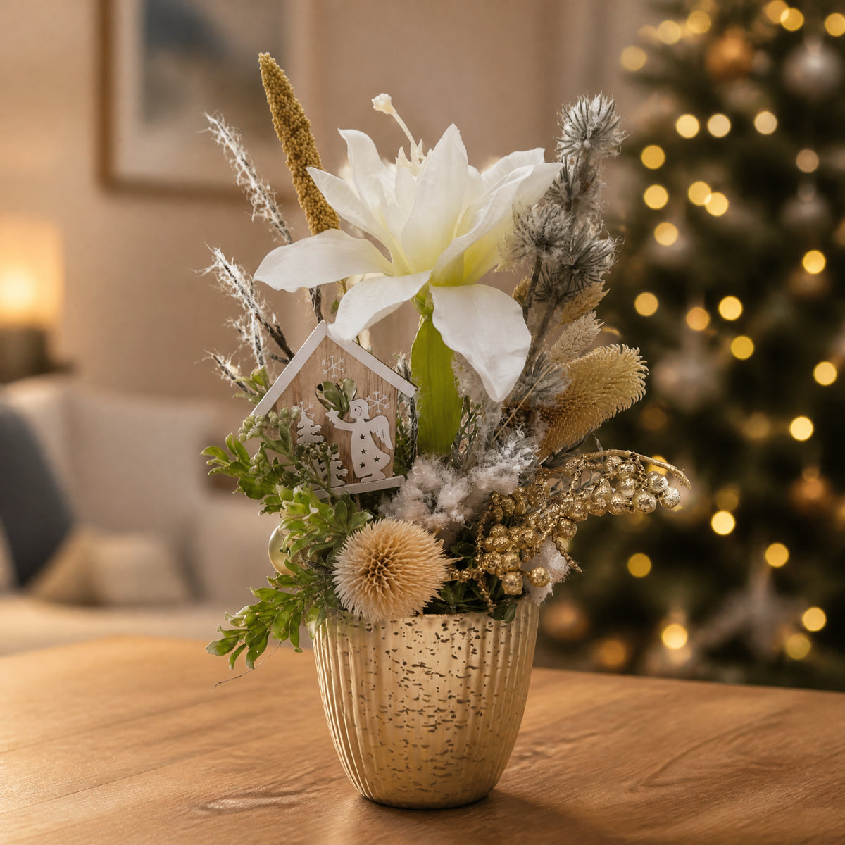 Szene Wintergesteck Weihnachtsgesteck Tischgesteck Amaryllis Engel gold weiß