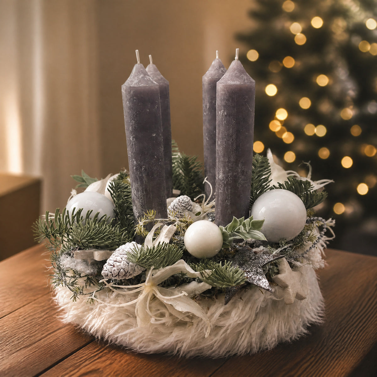 Szene Weihnachtskranz Adventskranz Kerzen Kugeln Zapfen Sterne grau weiß