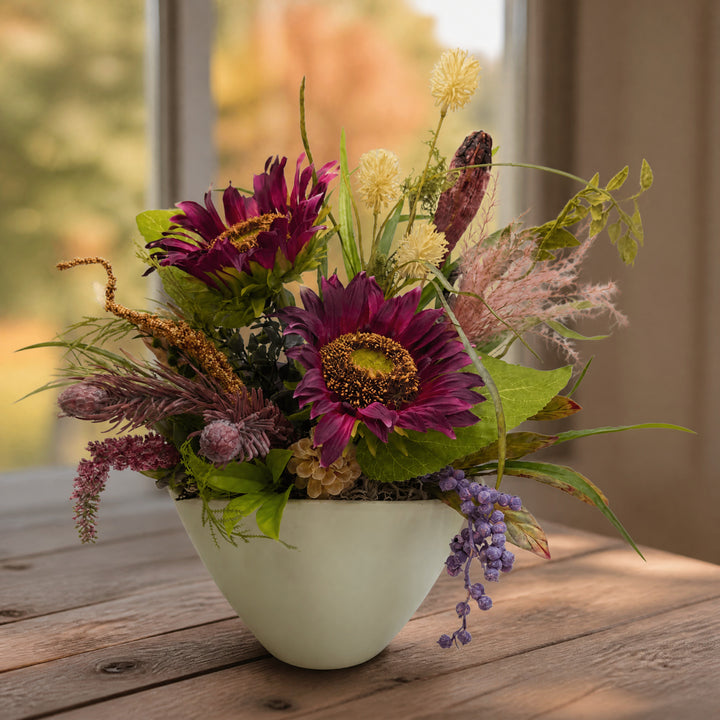Szene Herbstgesteck Sonnenblumen Beeren Gräser lila mint im Topf