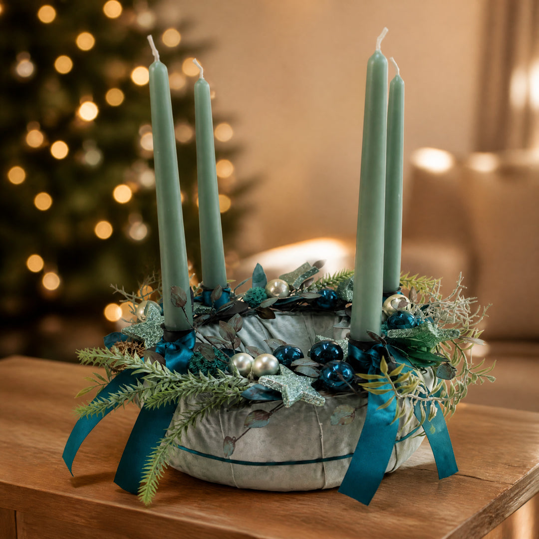 Szene Weihnachtsgesteck Adventskranz Adventsgesteck Kugeln Sterne mint türkis