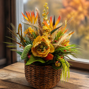 Szene Herbstgesteck Korb Strelizie Mango Blüten Gräser orange gelb