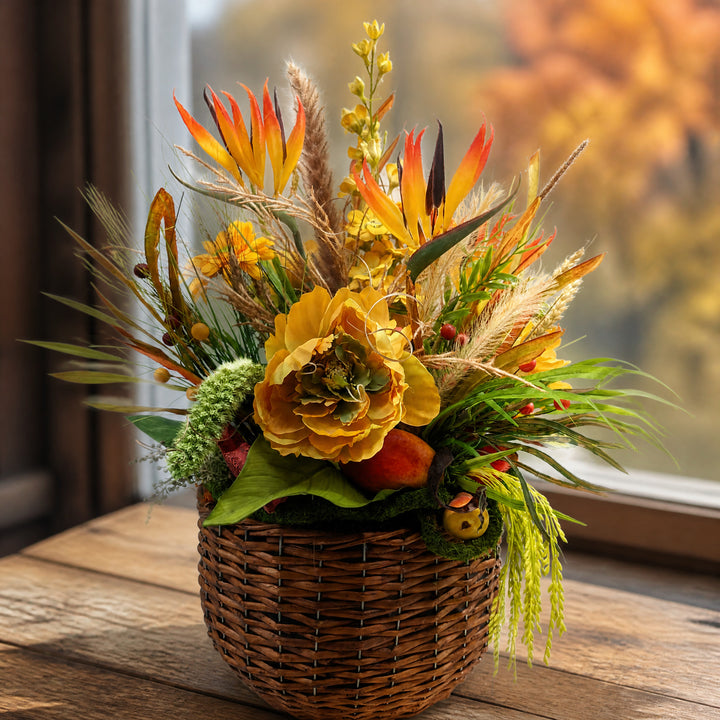 Szene Herbstgesteck Korb Strelizie Mango Blüten Gräser orange gelb