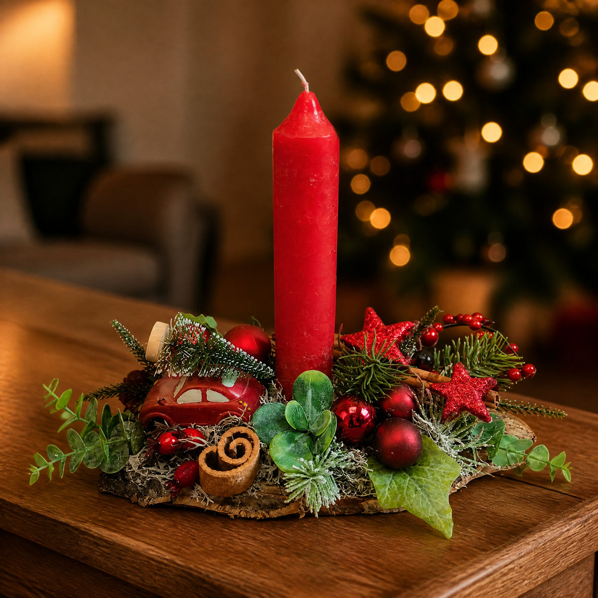 Szene Weihnachtsgesteck Adventsgesteck Kerze Kugeln Sterne Auto rot grün