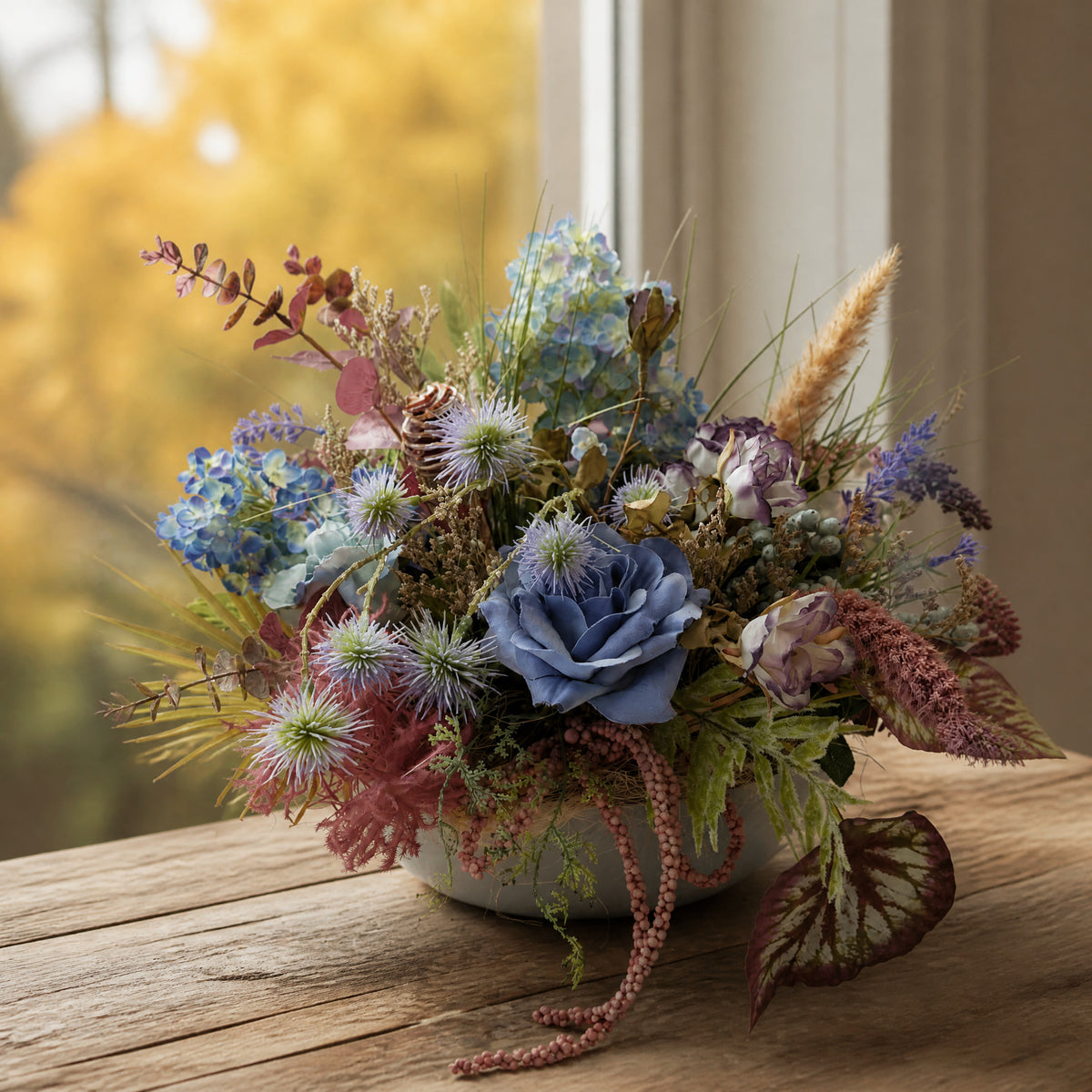 Szene Herbstgesteck Rose Hortensie Eukalyptus Gräser blau lila