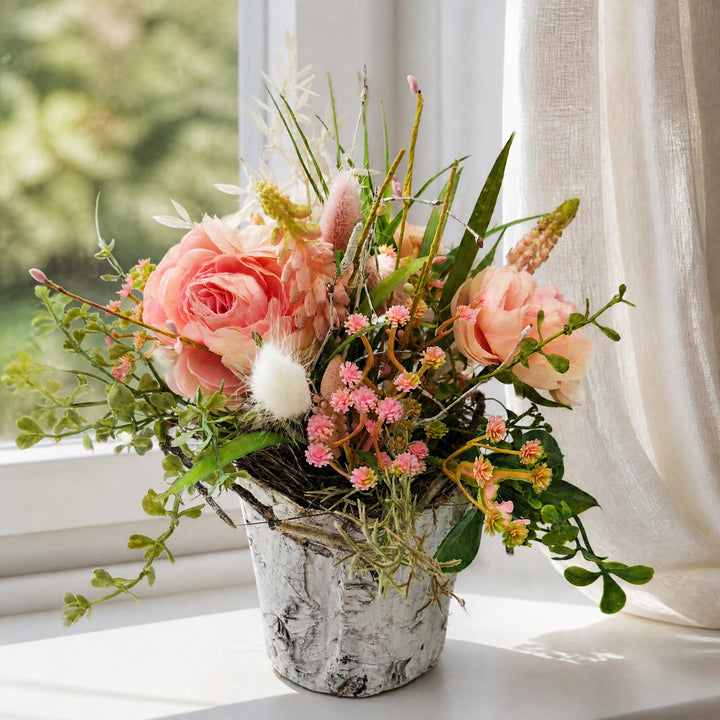 Szene Frühlingsgesteck Rosen Muscari Gräser rosa creme