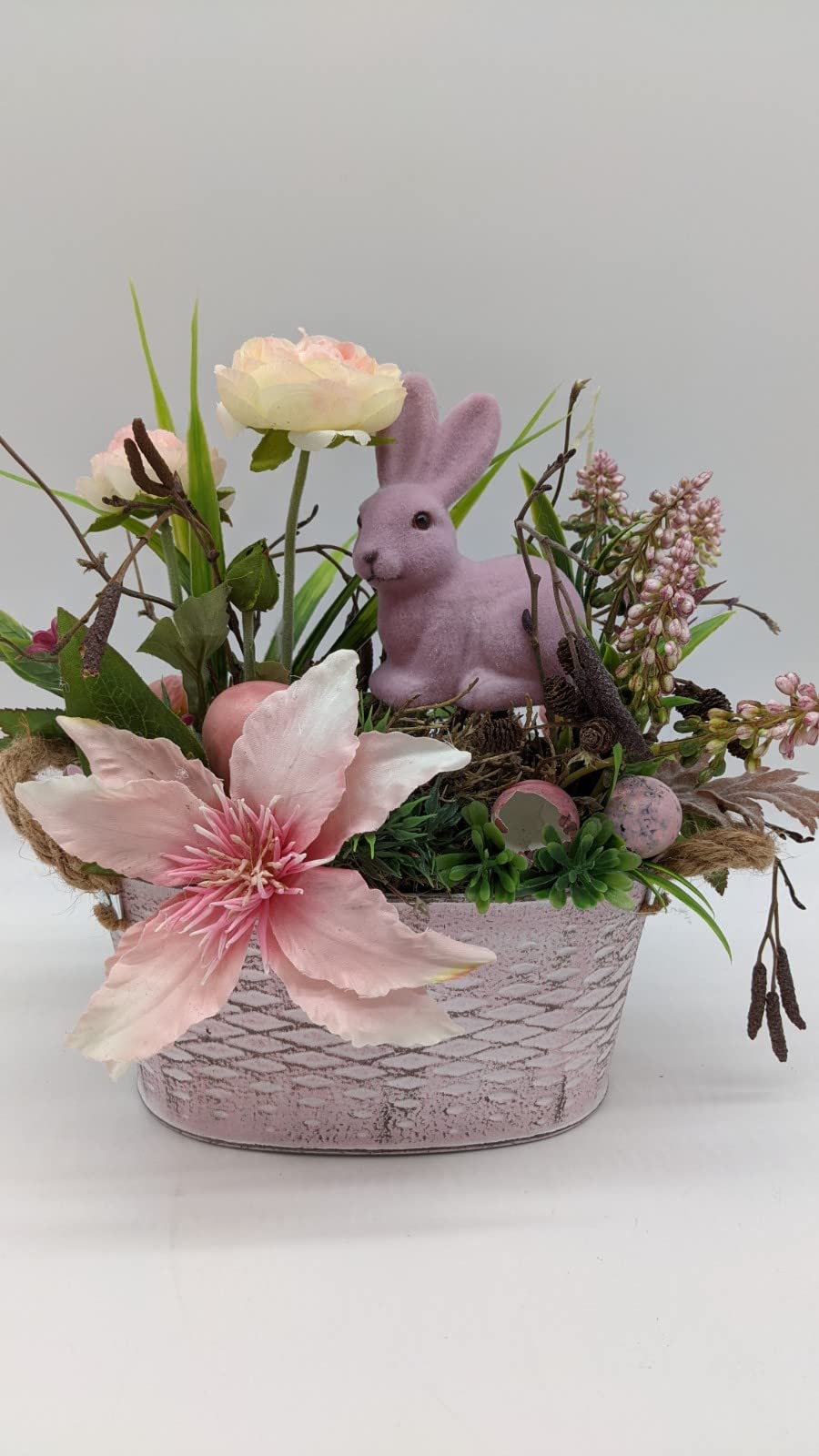 Ostergesteck Frühlingsgesteck Blumenarrangement Ranunkel Clematis Eier Hyazinthen Hase rosa weiß