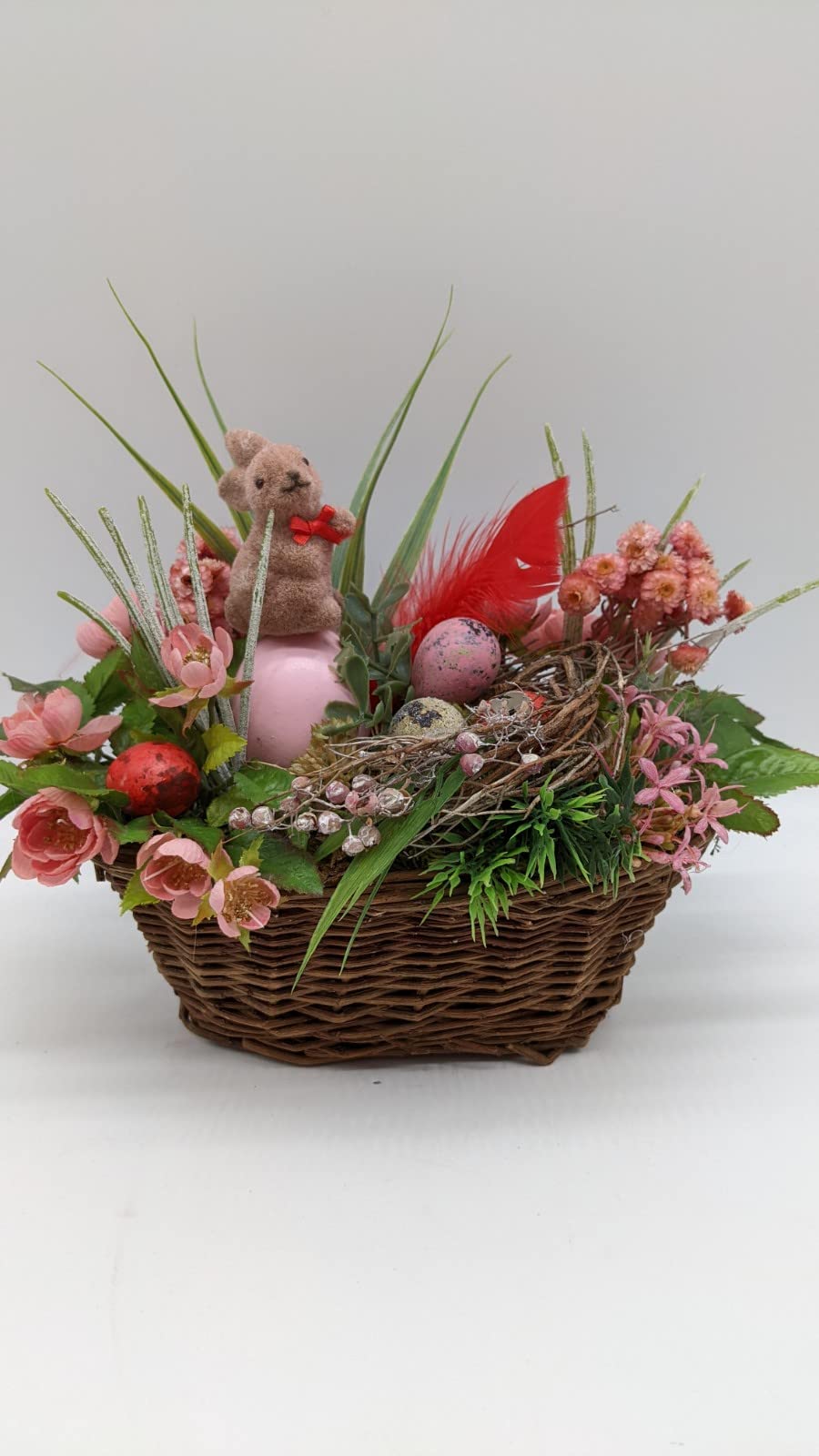 Ostergesteck Frühlingsgesteck Blumenarrangement Kirschblüte Gräser Hase Eier Daunenfeder