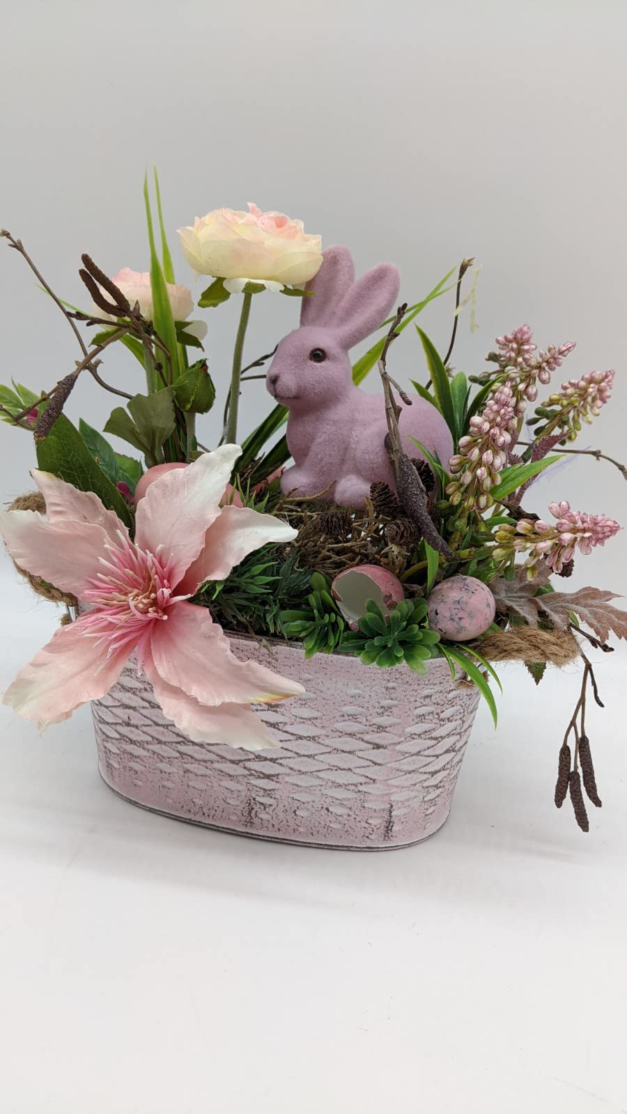 Ostergesteck Frühlingsgesteck Blumenarrangement Ranunkel Clematis Eier Hyazinthen Hase rosa weiß