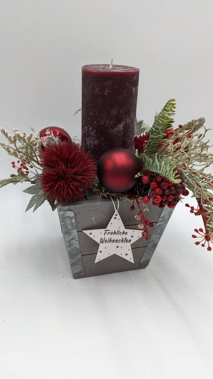 Wintergesteck Weihnachtsgesteck Tischgesteck"Fröhliche Weihnachten" Stern Kugel Kerze Beeren Gräser dunkelrot grau