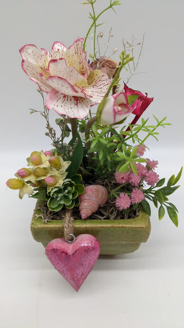 Frühlingsgesteck Muttertag Valentinstag Blumenarrangement Herz Christrose Schnecke rosa
