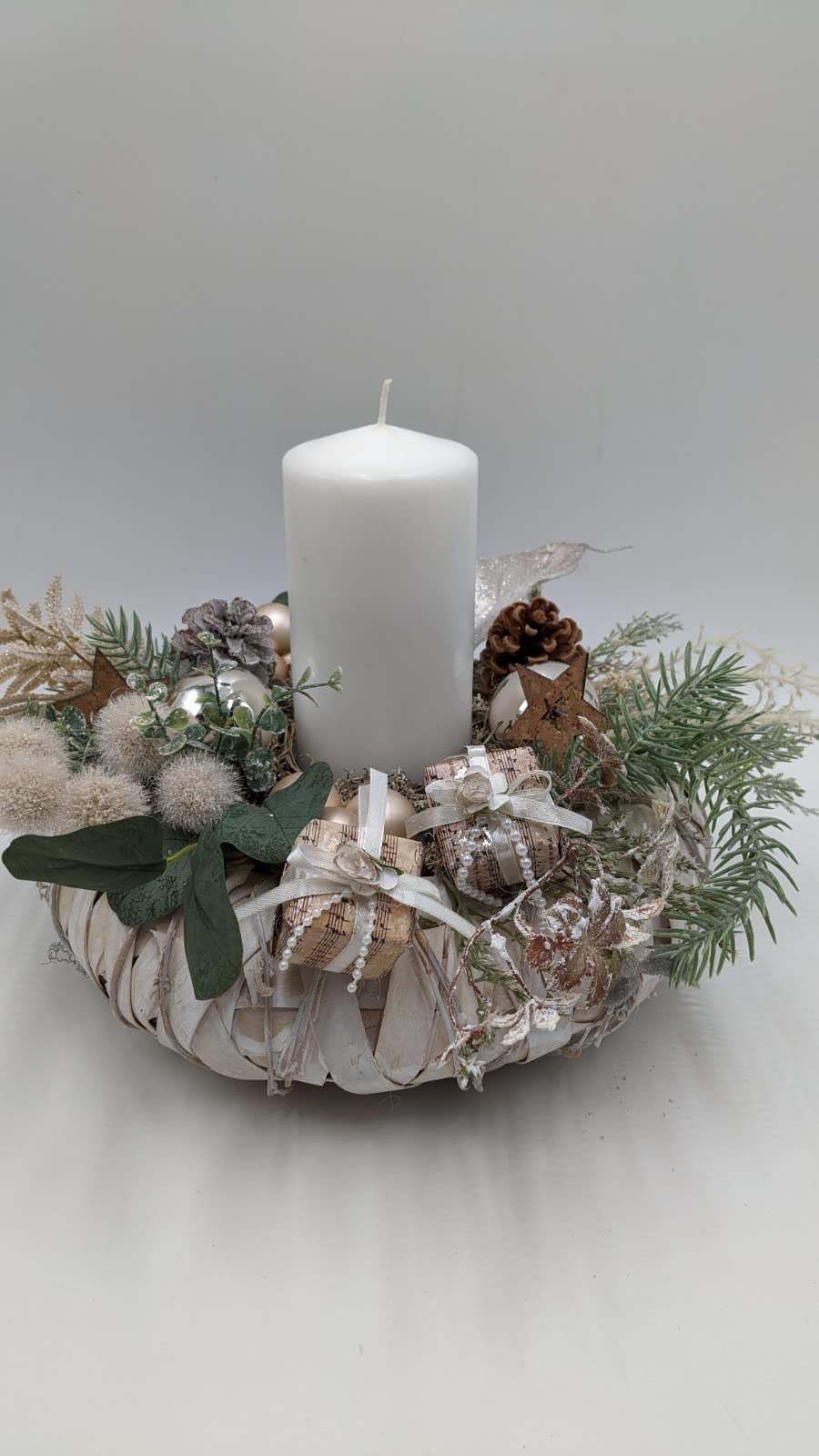 Weihnachtsgesteck Adventskranz Kerze Kugeln Zapfen weiß creme silber