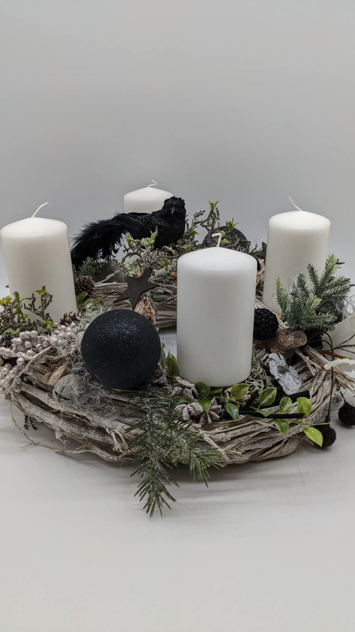 Weihnachtsgesteck Adventskranz Adventsgesteck Vogel Kugel Beeren Kerzen schwarz weiß