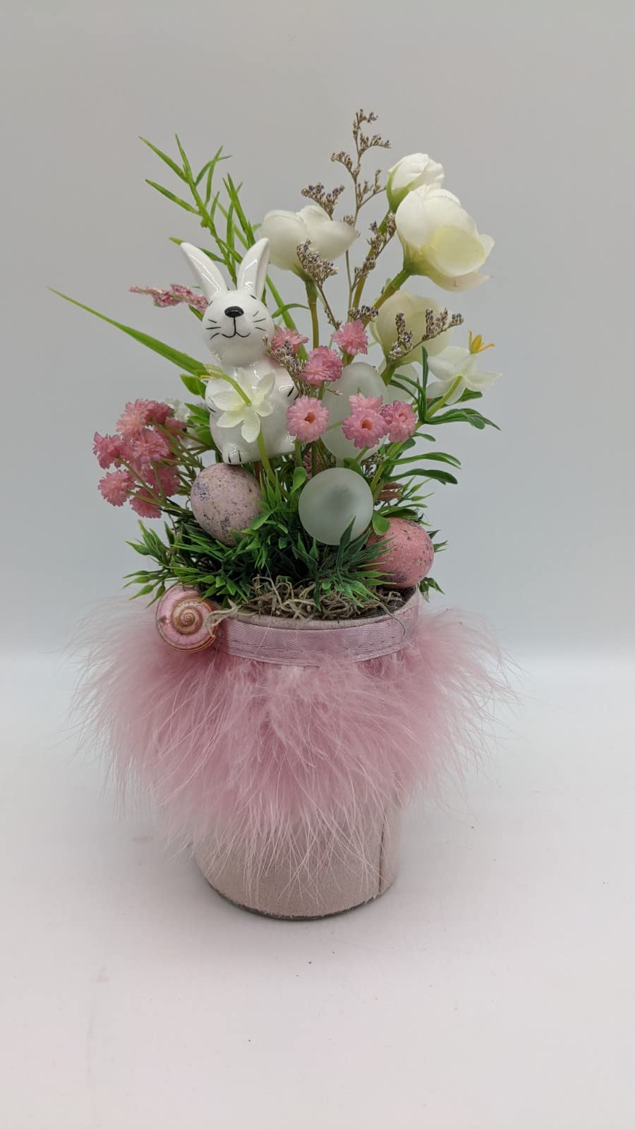 Ostergesteck Frühlingsgesteck Blumenarrangement Hase Ranunkeln Eier rosa weiß