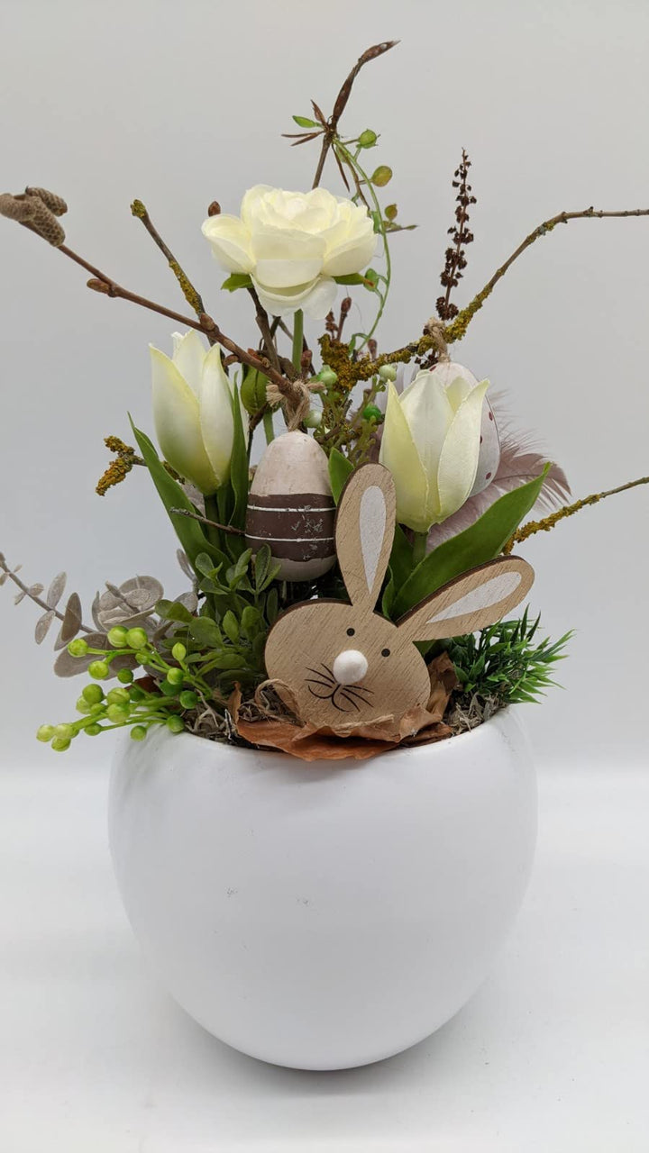 Ostergesteck Frühlingsgesteck Blumenarrangement Hase Eier Ranunkel Tulpen weiß