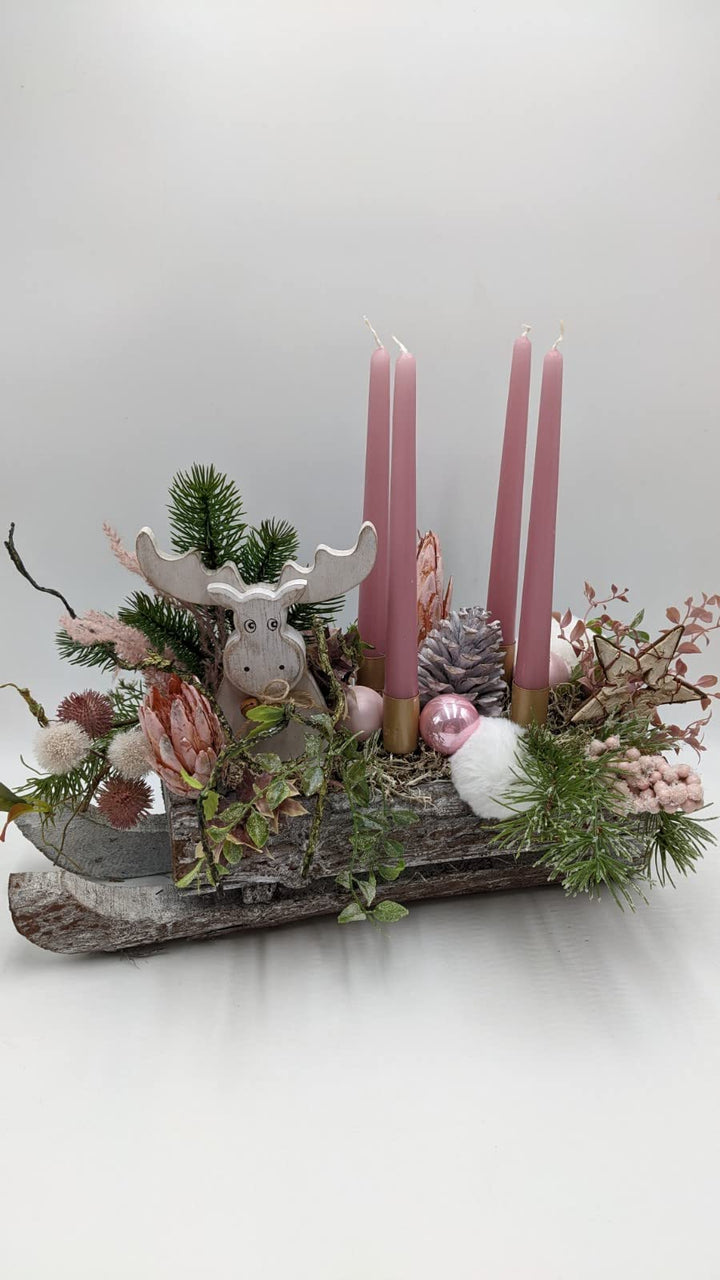 Weihnachtsgesteck Adventsgesteck Tischgesteck Kugel Zapfen Stern Elch Kerze Beeren Tanne rosa creme