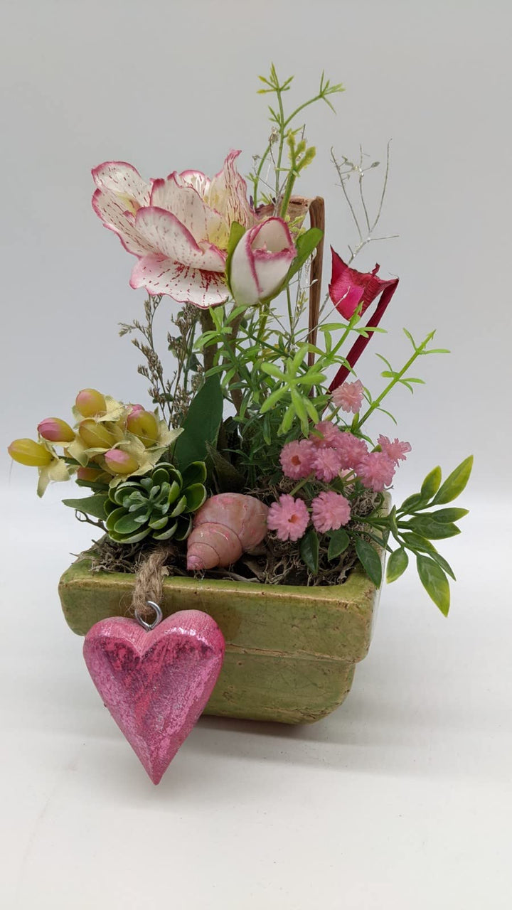 Frühlingsgesteck Muttertag Valentinstag Blumenarrangement Herz Christrose Schnecke rosa