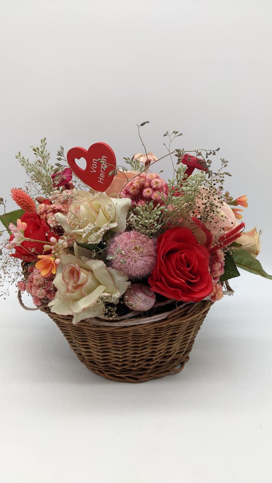 Frühlingsgesteck Muttertag Valentinstag Blumenarrangement Herz Rosen Gräser rot rosa