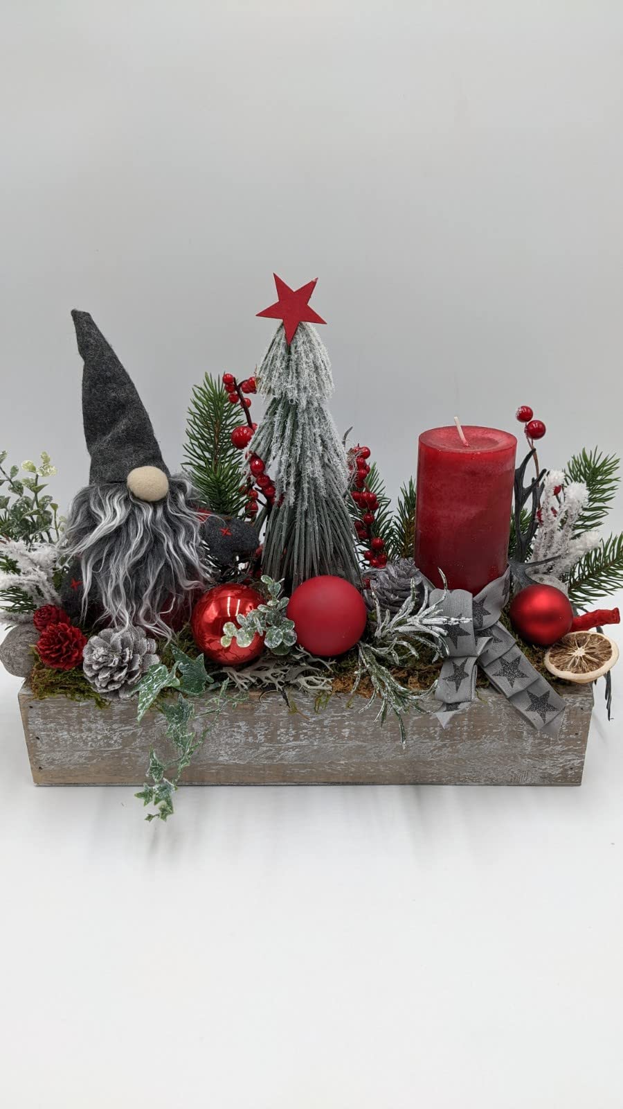 Weihnachtsgesteck Adventsgesteck Tischgesteck Schleife Kugel Zapfen Stern Kerze Wichtel Tannenbäumchen Beeren Tanne rot grau